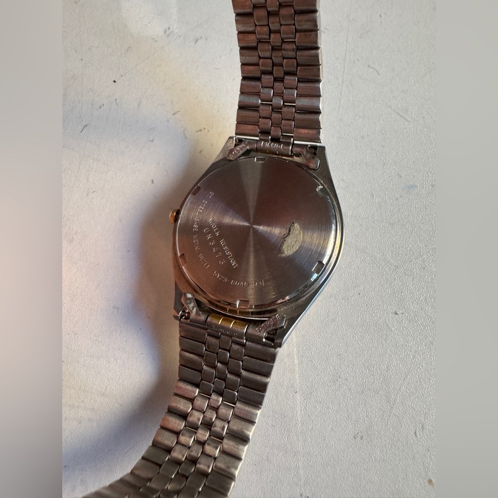 Seiko Two-Tone Silver and Gold Men's Watch - Picture 7 of 12